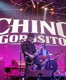 Chino Gorosito tocando la guitarra en vivo