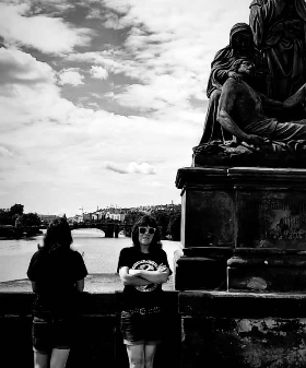Retrato en blanco y negro junto a un monumento