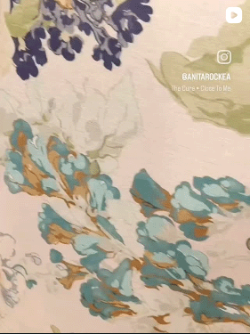 Detalle de una tela floral para tapicería