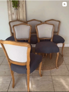 Conjunto de sillas de madera con distintos tapizados