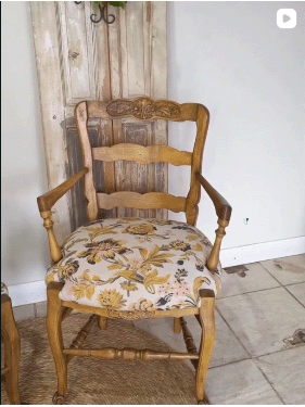 Sillón de madera con asiento tapizado en tela floral